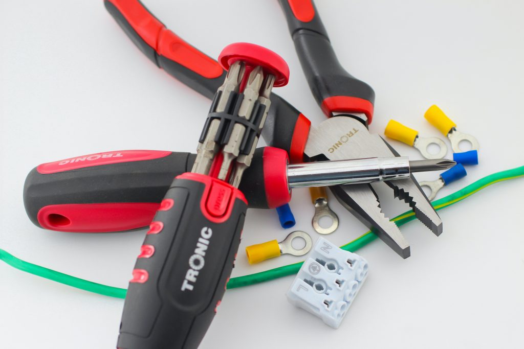 30 Essential Tools for the Modern Electrician, Klipboard